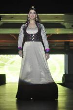Model walk the ramp at Umeed-Ek Koshish charitable fashion show in Leela hotel on 9th Nov 2012,1 (84).JPG